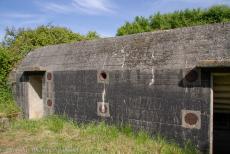 Normandië, 80 jaar na D-Day - Herdenkingsrit door Normandië: Een bunker in de Batterij van Maisy, een Duitse kustbatterij bij het dorp... Normandië, 80 jaar na D-Day - Herdenkingsrit door Normandië: Een bunker in de Batterij van Maisy, een Duitse kustbatterij bij het dorp...