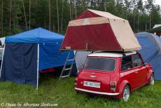 IMM Geiselwind - Classic Car Road Trip, IMM 2024 in Geiselwind, Duitsland: Een daktent op het dak van een classic Mini. Tijdens het IMM...