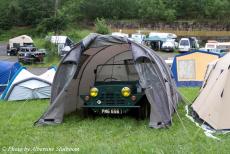 IMM Geiselwind - Classic Car Road Trip, IMM 2024 in Geiselwind, Duitsland: Een Mini Moke in een tent. De Mini Moke werd oorspronkelijk...