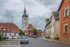 IMM Geiselwind - Classic Car Road Trip, IMM 2024 in Geiselwind, Duitsland: Onze Mini Authi voor de Pfarrkirche St. Burkhard in Geiselwind. De kerk stamt...