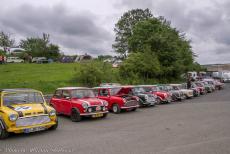Duitsland, IMM Geiselwind - IMM Geiselwind, Duitsland: Een rij met Classic Mini's bij de ingang van de camping. De Classic Mini werd ontworpen door Alec Issigonis, een... Duitsland, IMM Geiselwind - IMM Geiselwind, Duitsland: Een rij met Classic Mini's bij de ingang van de camping. De Classic Mini werd ontworpen door Alec Issigonis, een...