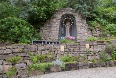 Duitsland, IMM Geiselwind - IMM Geiselwind, Duitsland: De Mariengrotte (Mariagrot) werd in 2018 gebouwd. De grot ligt aan een meditatieroute, waarlangs twaalf houten... Duitsland, IMM Geiselwind - IMM Geiselwind, Duitsland: De Mariengrotte (Mariagrot) werd in 2018 gebouwd. De grot ligt aan een meditatieroute, waarlangs twaalf houten...