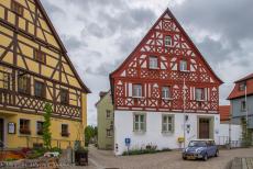 Duitsland, IMM Geiselwind - IMM Geiselwind, Duitsland: Onze Mini Authi voor het stadhuis van het schilderachtige dorpje Geiselwind. Het stadhuis heeft een gevel van rood... Duitsland, IMM Geiselwind - IMM Geiselwind, Duitsland: Onze Mini Authi voor het stadhuis van het schilderachtige dorpje Geiselwind. Het stadhuis heeft een gevel van rood...