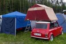 Duitsland, IMM Geiselwind - IMM Geiselwind, Duitsland: Een daktent op het dak van een classic Mini. Tijdens het evenement trokken er zware regenbuien over de... Duitsland, IMM Geiselwind - IMM Geiselwind, Duitsland: Een daktent op het dak van een classic Mini. Tijdens het evenement trokken er zware regenbuien over de...