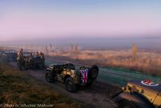 80-jarige herdenking Slag om Arnhem - De 80ste herdenking van de Slag om Arnhem: Enkele WOII Jeeps op een zandweg langs de Ginkelse Heide.&nbsp;Nog voor zonsopgang arriveerden we op...