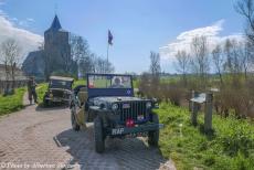 Herdenking Operation Quick Anger 2023 - Herdenking Operation Quick Anger en Herdenkingsrit 2023: Twee Jeeps uit WOII voor de Sint-Martinuskerk van het dorp Oud-Zevenaar. Tussen 1939...