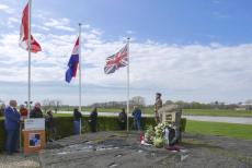 Herdenking Operation Quick Anger 2023 - Westervoort, Herdenking Operation Quick Anger 2023: Een kranslegging bij het monument Oversteek naar de Bevrijding. Het aangrijpende...