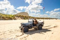 Normandië 2014 - Classic Car Road Trip Normandië: Onze Ford Jeep uit 1942 op Utah Beach, het Utah Beach D-Day Museum ligt op de achtergrond. Utah Beach is het...