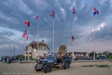 Normandië 2014 - Classic Car Road Trip Normandië: Onze Ford Jeep voor het Canada House in Bernières-sur-Mer tijdens de 70-jarige...