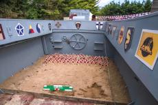 Normandi&euml;, 70 jaar na D-Day - De 70ste herdenking van D-Day:&nbsp;In een geallieerd landingsvaartuig staan de bekende kleine houten herdenkingskruisjes met klaprozen, ter...