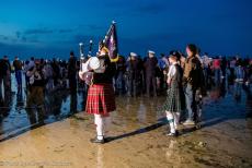 Normandi&euml;, 70 jaar na D-Day - D-Day herdenkingen in Normandi&euml;:&nbsp;Een Schotse&nbsp;doedelzakspeler op Juno Beach&nbsp;bij het Canada House&nbsp;in...