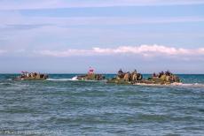 Normandi&euml;, 70 jaar na D-Day - De 70ste herdenking van D-Day: DUKW's op zee in het zicht van Juno Beach in Courseulles-sur-Mer. Een DUKW is een 2,5 ton wegend,...