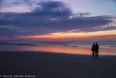 Normandi&euml;, 70 jaar na D-Day - D-Day herdenkingen in Normandi&euml;: Een betoverende zonsondergang op Juno Beach, de avond voor de 70ste herdenking van D-Day.&nbsp;Nu...