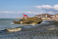 Normandi&euml;, 70 jaar na D-Day - D-Day herdenkingen in Normandi&euml;: Tijdens de 70ste herdenking van D-Day dreef een DUKW op de golven voor Juno Beach&nbsp;bij...