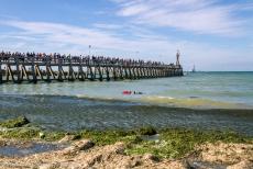 Normandi&euml;, 70 jaar na D-Day - Herdenkingsrit langs de invasiestranden van Normandi&euml;: Een herdengkingskrans drijft op de golven bij de&nbsp;pier op Juno Beach tijdens de...