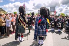 Normandi&euml;, 70 jaar na D-Day - D-Day herdenkingen in Normandi&euml;: Een Schotse&nbsp;pipe en drumband op de Pegasusbrug in het dorpje Ranville&nbsp;tijdens de 70ste herdenking...