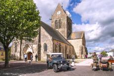 Normandi&euml;, 70 jaar na D-Day - Herdenkingsrit door Normandi&euml;: Onze Ford Jeep uit&nbsp;1942 voor de kerk van Sainte-M&egrave;re-&Eacute;glise, waar een replica van een...