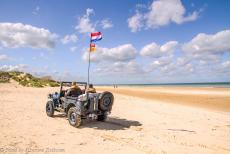 Normandi&euml;, 70 jaar na D-Day - Herdenkingsrit langs de invasiestranden van Normandi&euml;:&nbsp;Onze Ford Jeep op Utah Beach; het iconische Utah Beach D-Day Museum is nog net...