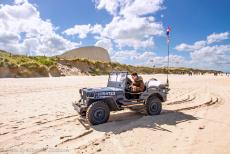 Normandi&euml;, 70 jaar na D-Day - Herdenkingsrit langs de invasiestranden van Normandi&euml;: Onze Ford GPW Jeep op Utah Beach; op de achtergrond is het Utah Beach D-Day Museum te...