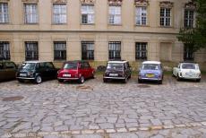 Polen, IMM Leszno - Een aantal Classic Mini's op de parkeerplaats van het kasteel van Rydzyna, dat slechts 10 km van Leszno ligt. Veel&nbsp;Mini-liefhebbers die...