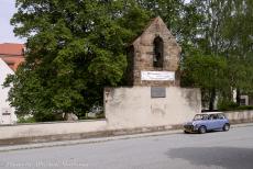 Polen, IMM Leszno - Hier staat onze Mini Authi geparkeerd voor het&nbsp;klokkenmonument in Herrnhut.&nbsp;Dit historische monument staat op een stuk overgebleven muur...
