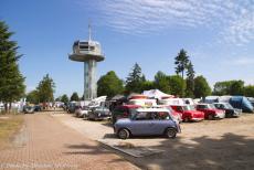 Polen, IMM Leszno - Onze Mini Authi, een zeldzame Classic Mini uit 1974, bij de verkeerstoren van het vliegveld in Leszno, waar het IMM werd gehouden. Dit vliegveld...