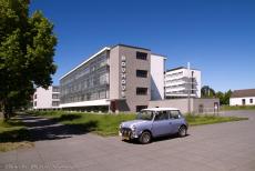 Polen, IMM Leszno - Onze Mini Authi uit 1974 voor het gebouw van het Bauhaus in Dessau. Tijdens onze roadtrip door Duitsland naar het IMM in Polen bezochten we de...