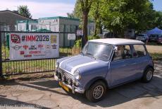 Polen, IMM Leszno - Onze Mini Authi met op de achtergrond de banner van het IMM in Leszno. Doordat de reis van Coswig &ndash; bij het tuinenrijk van...