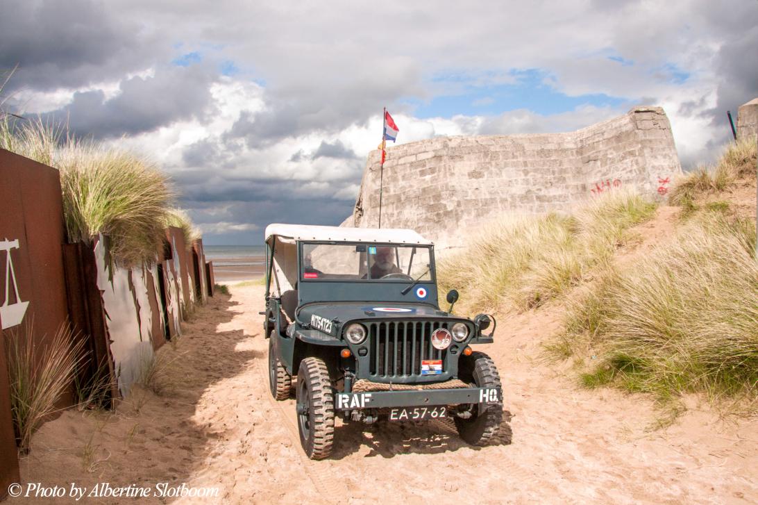 Normandië 2009 - Classic Car Road Trip Normandië: Onze Ford GPW Jeep rijdt na 65 jaar weer op Juno Beach, het strand waar hij kort na D-Day, 6...