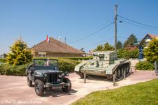 Normandië 2009 - Classic Car Road Trip Normandië: Onze Ford GPW Jeep uit 1942 naast een Centaur IV tank in Hermanville-sur-Mer, een dorpje bij Sword Beach. In...