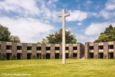 Normandië 2009 - Classic Car Road Trip Normandië: De Duitse militaire begraafplaats in Mont-de-Huisnes in Normandië ligt dichtbij Mont-Saint-Michel....