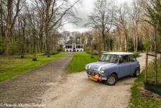 Stuyvesant Rit - Stuyvesant Rit 2017: Onze classic Mini uit 1974 rijdt over de oprit naar het 17de eeuwse Huis Westerbeek in het dorp Frederiksoord,...