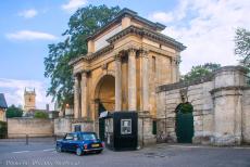Engeland, IMM Longbridge - Een Classic Car Road Trip door Engeland: Onze Classic Mini voor de Poort van Woodstock, een van de poorten van Blenheim Palace, met links op de...