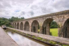 Engeland, IMM Longbridge - Een narrowboat op het Llangollen-kanaal over het Chirk-aquaduct, het spoorwegviaduct ligt erachter. Tijdens onze roadtrip reden we naar deze...