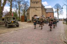 Herdenking Operatie Cannonshot 2018 - Herdenking Operatie Cannonshot: Het vermaarde Highland Regiment Pipes and Drums passeerde al spelend de Dorpskerk van Wilp. In 1945, tijdens de...