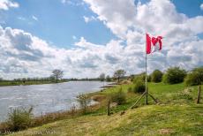 Herdenking Operatie Cannonshot 2018 - Herdenking Operatie Cannonshot 2018: Tijdens de herdenkingsceremonie stond de Canadese vlag als een eerbetoon in de uiterwwarden aan de oever van...